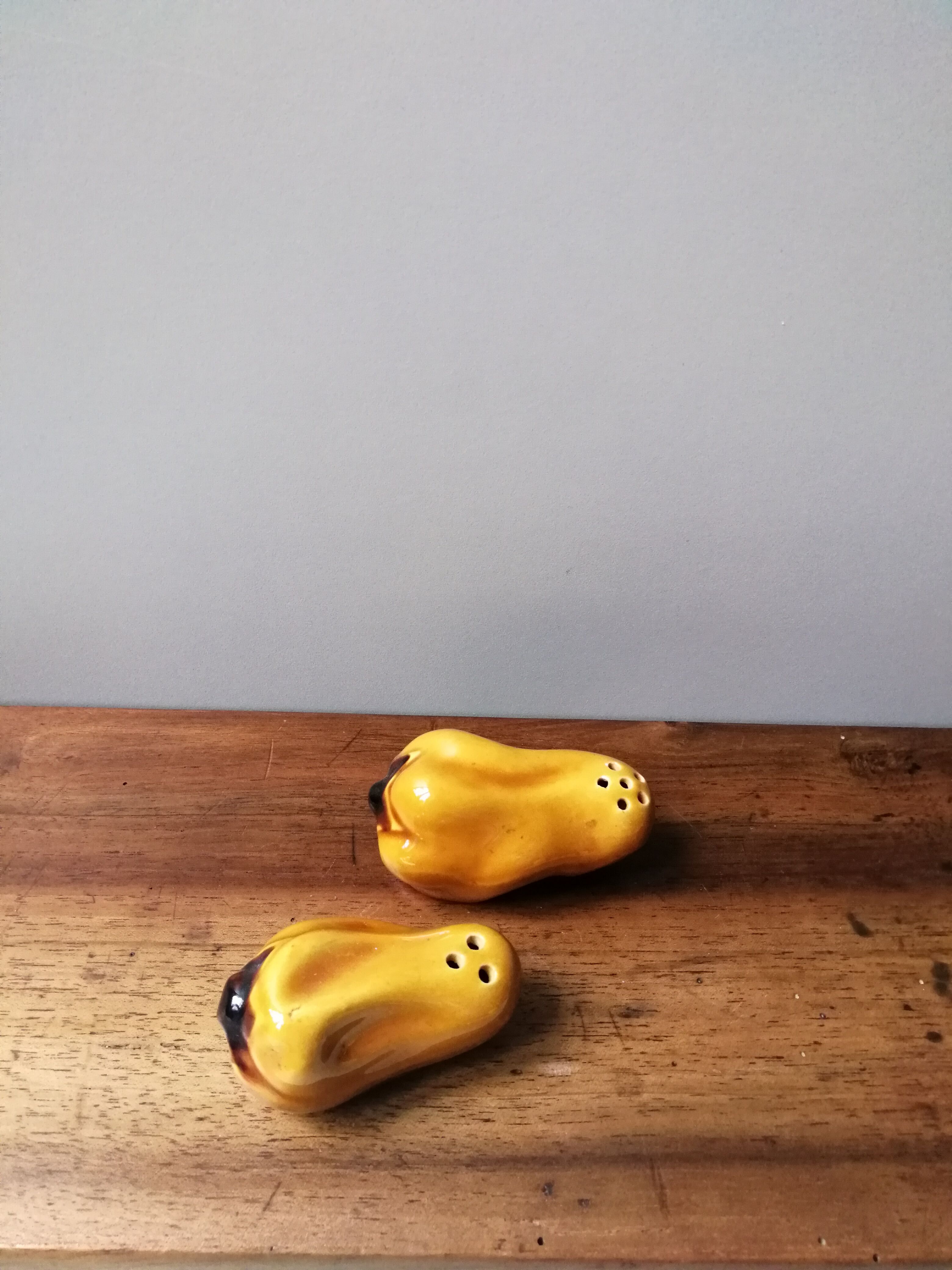Lot salt shaker vintage pepper yellow slurry pepper