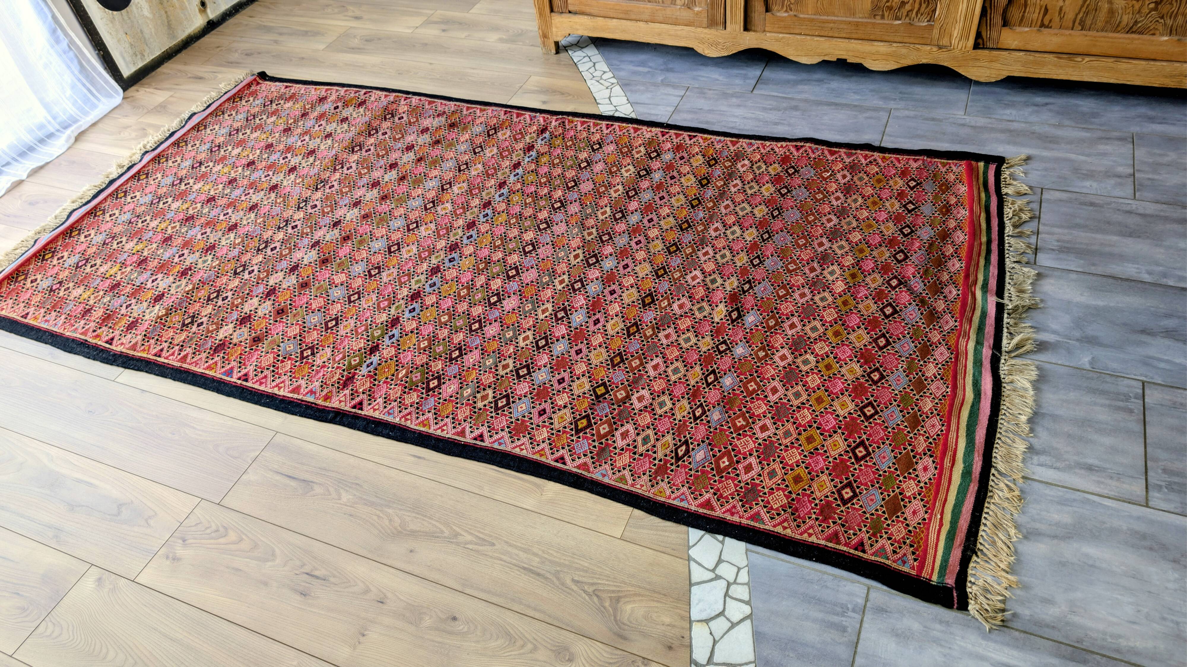 Grand tapis kilim ancien aux motifs géométriques tribaux 260 x 130 cm