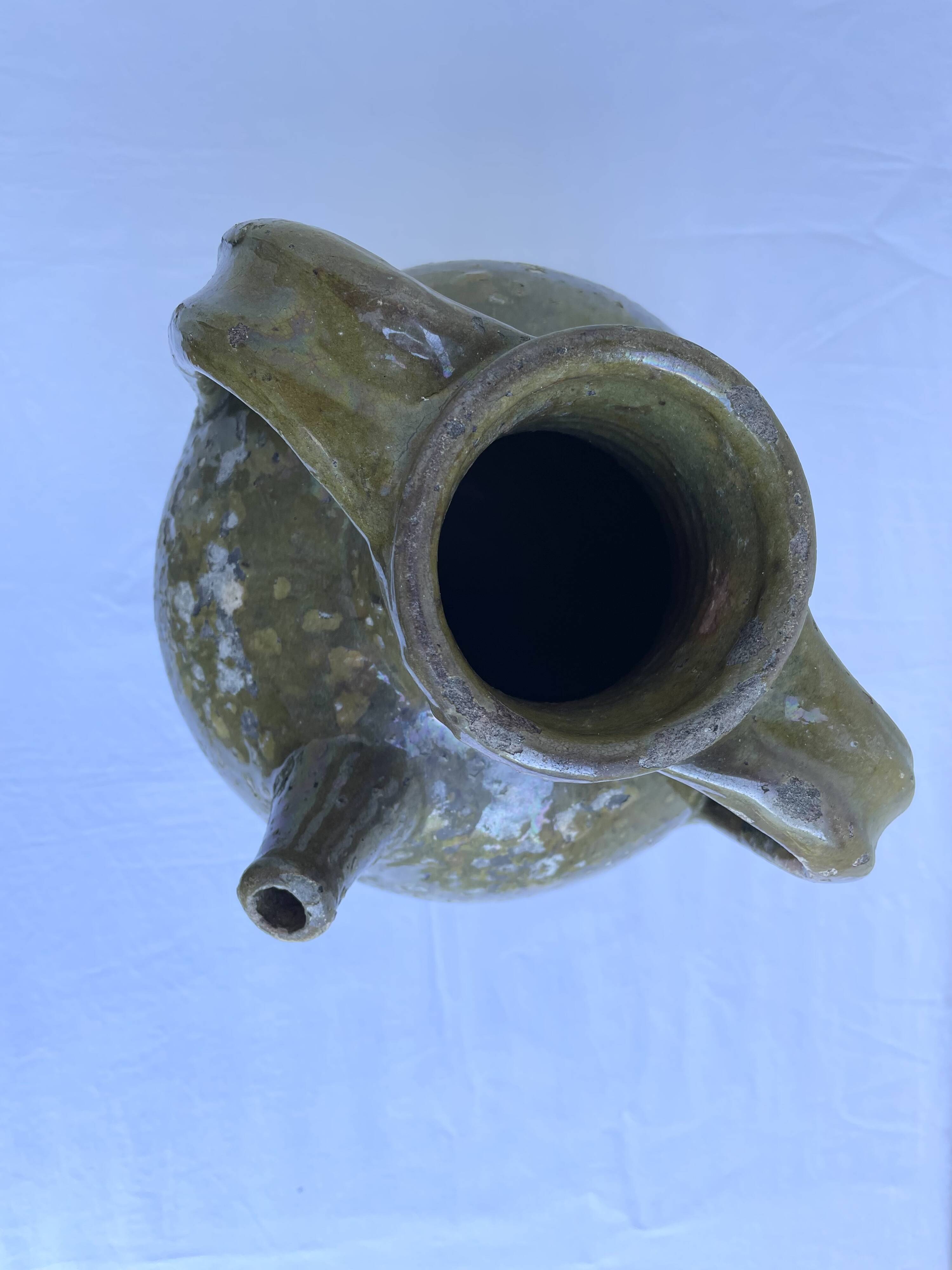 Ancient oil jar in glazed terracotta, khaki green — Auvergne, Lezou