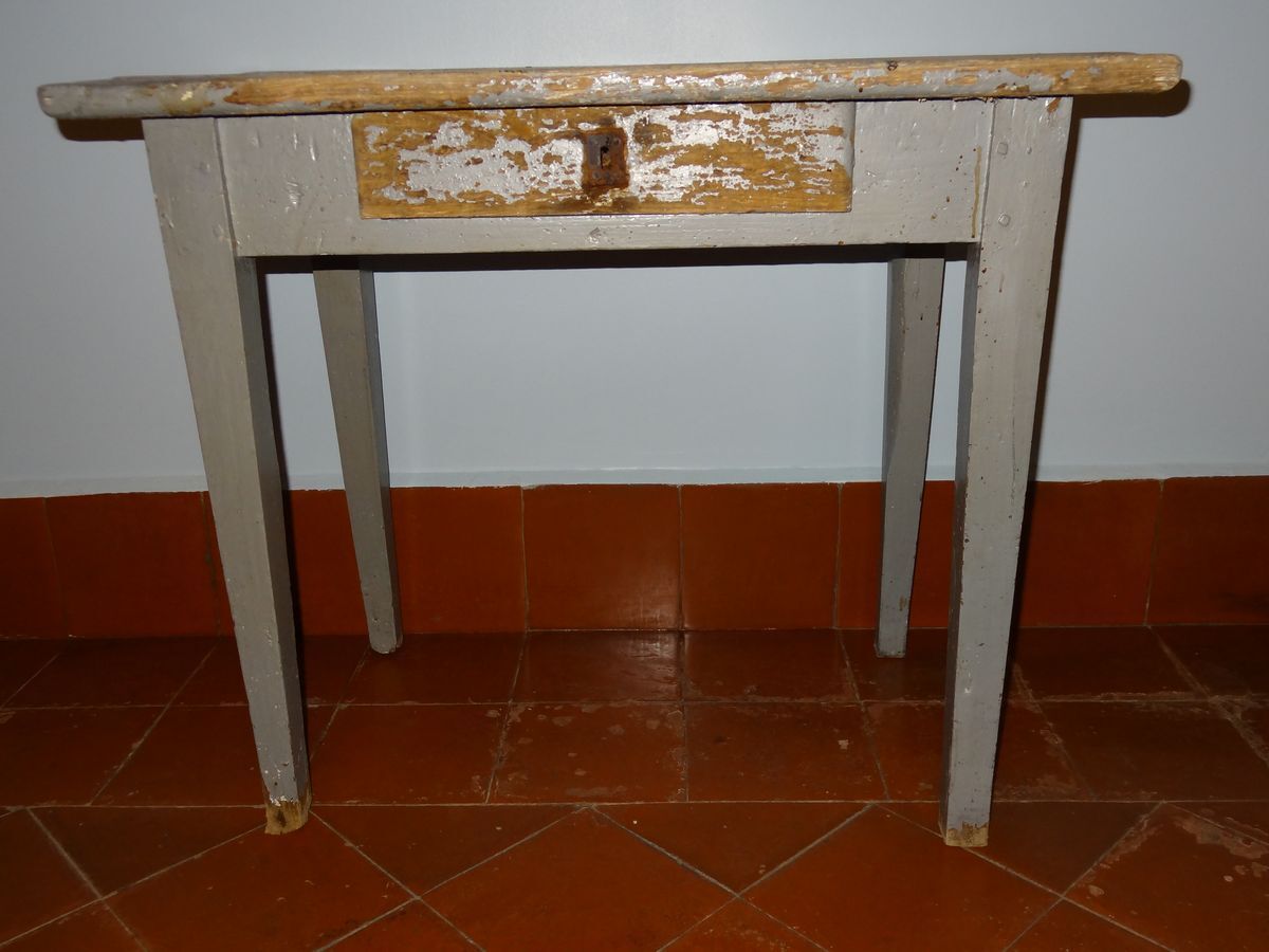 80 x 52 cm side table