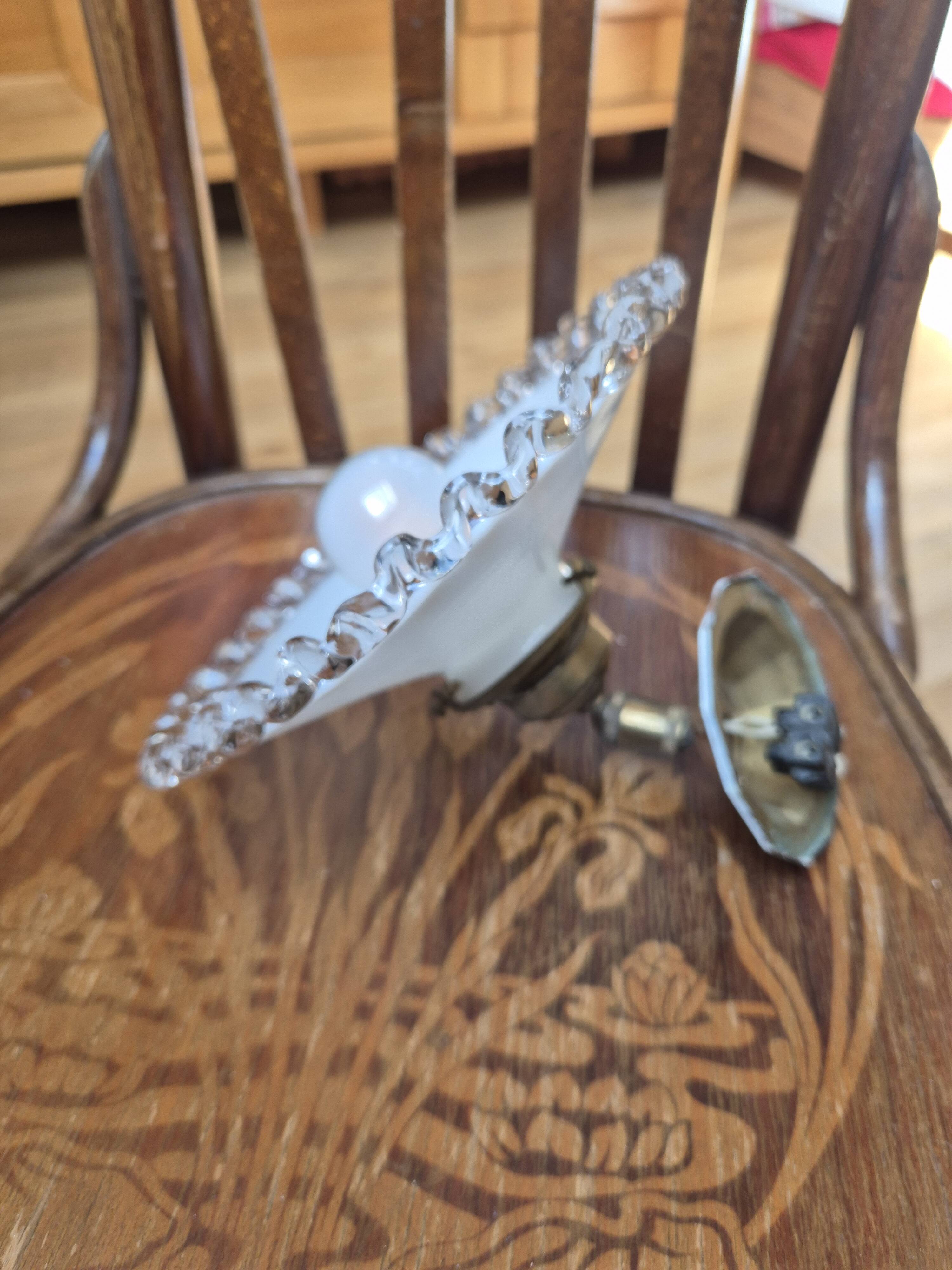 Antique wall light in lace opaline and brass.