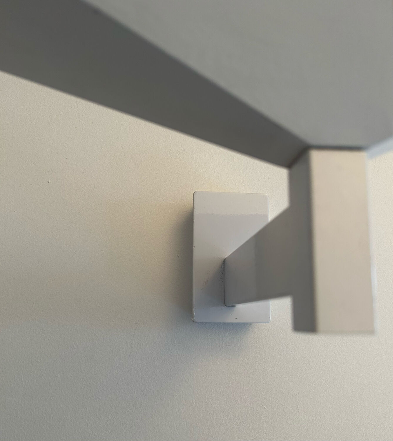 Modernist vintage Disderot wall lamp, white lacquered metal, Glass and Light 1970