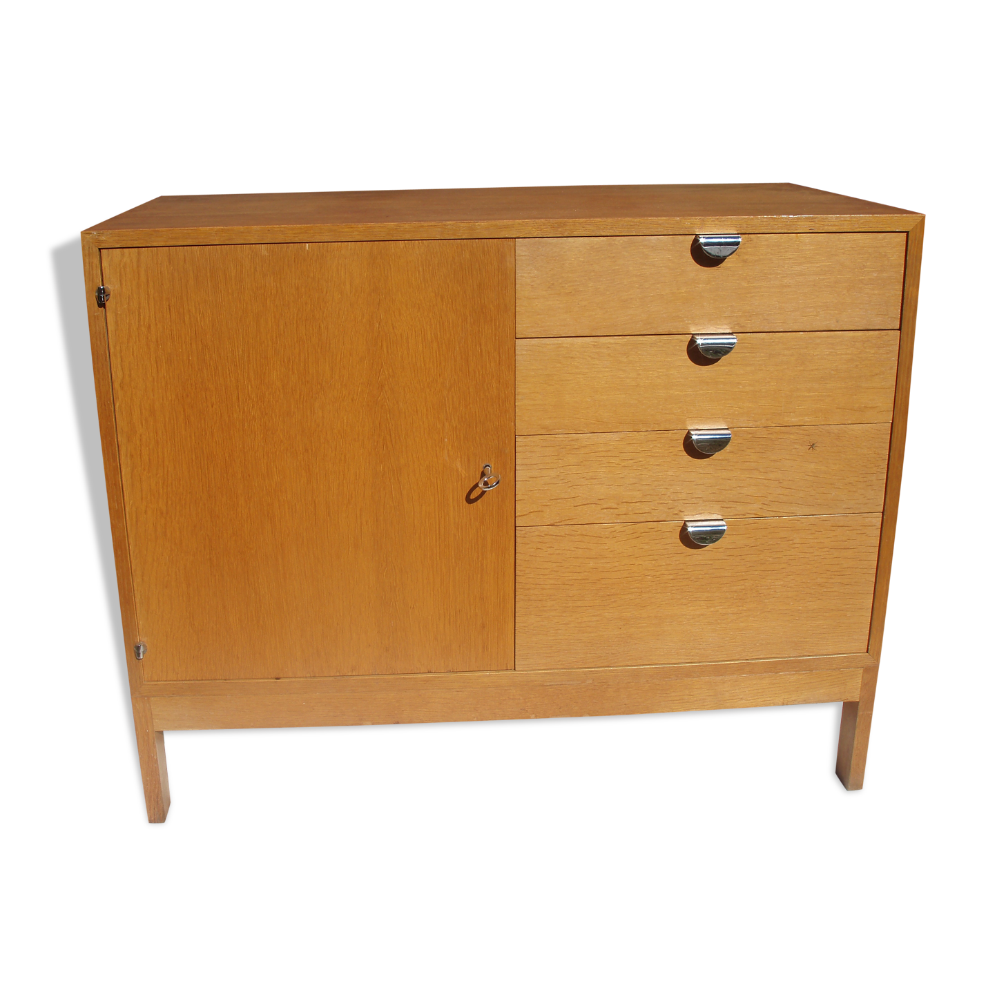 Oak chest of drawers