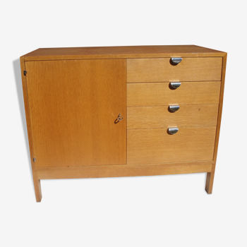 Oak chest of drawers