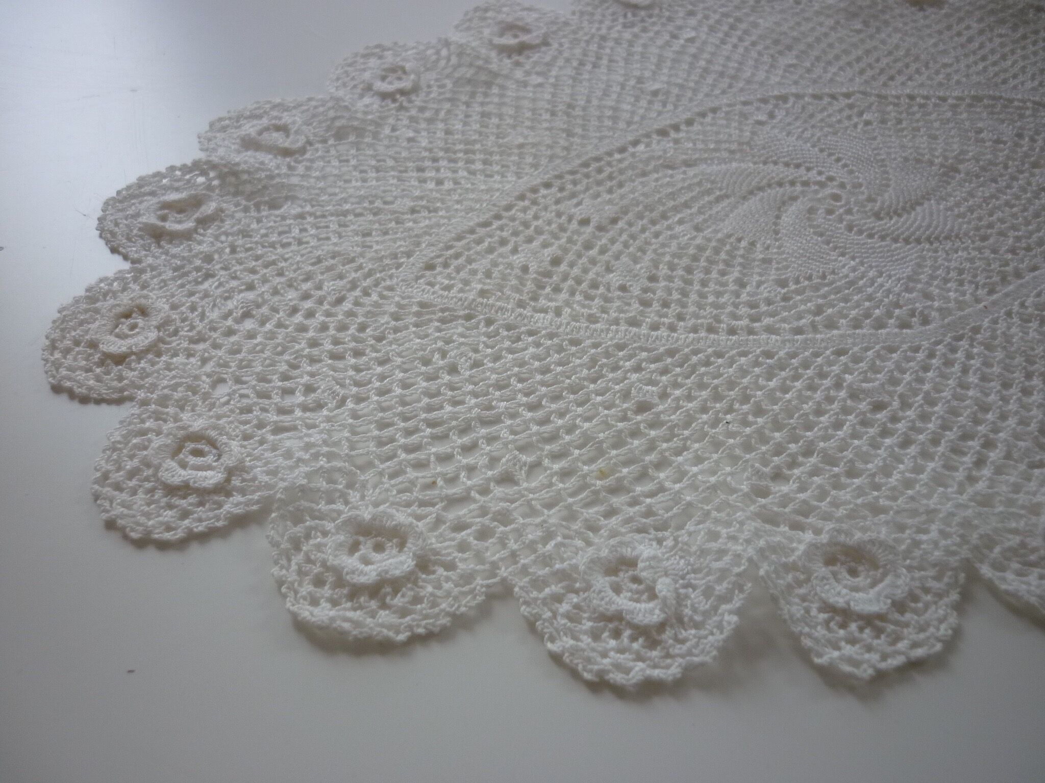 Oval white placemat in crocheted cotton