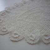 Oval white placemat in crocheted cotton