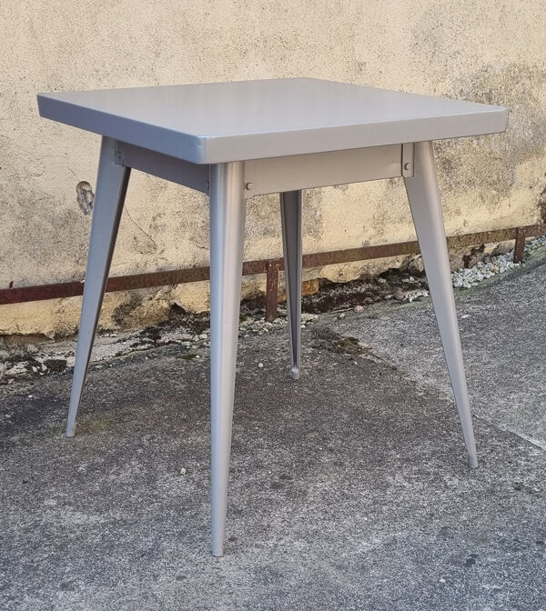 Table tolix, design indus, et ses 3 chaises pliantes, dessinés par xavier pauchard