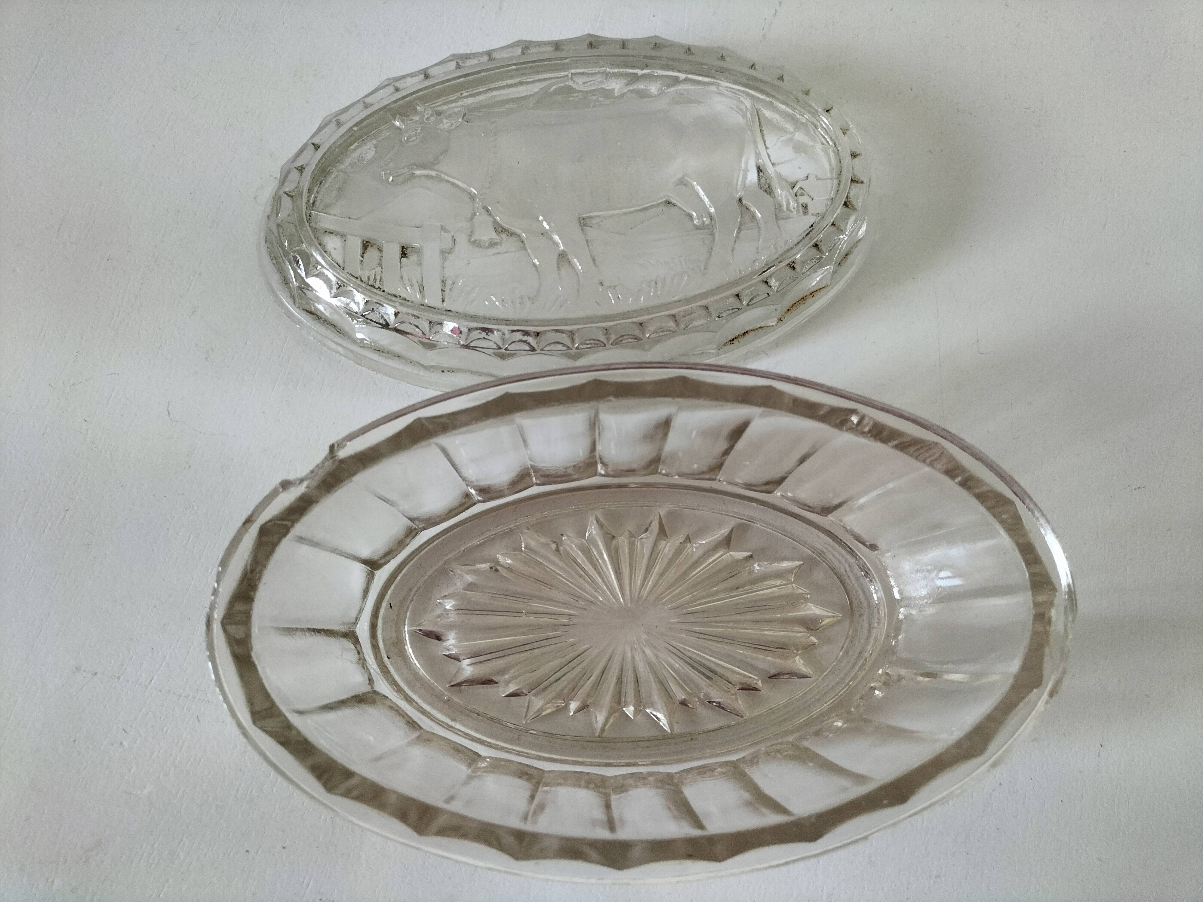 Beurrier vintage en verre pressé décor vache