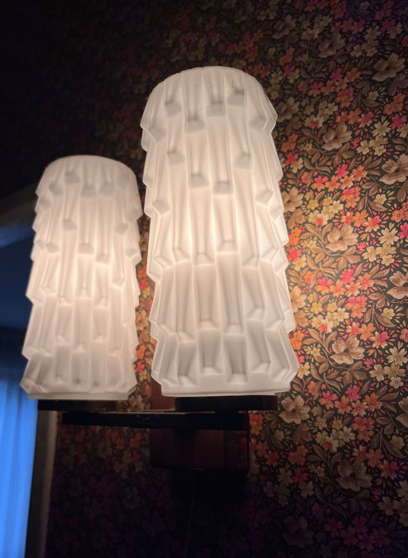 Paire d'appliques en laiton et verre
