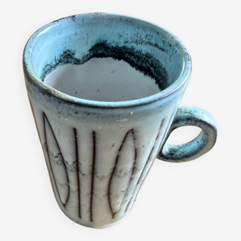 Ceramic mug from the 50s with incised decoration; Jacques Pouchain for Dieulefit workshop. Signature on reverse.