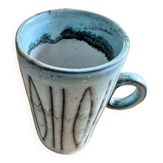 Ceramic mug from the 50s with incised decoration; Jacques Pouchain for Dieulefit workshop. Signature on reverse.