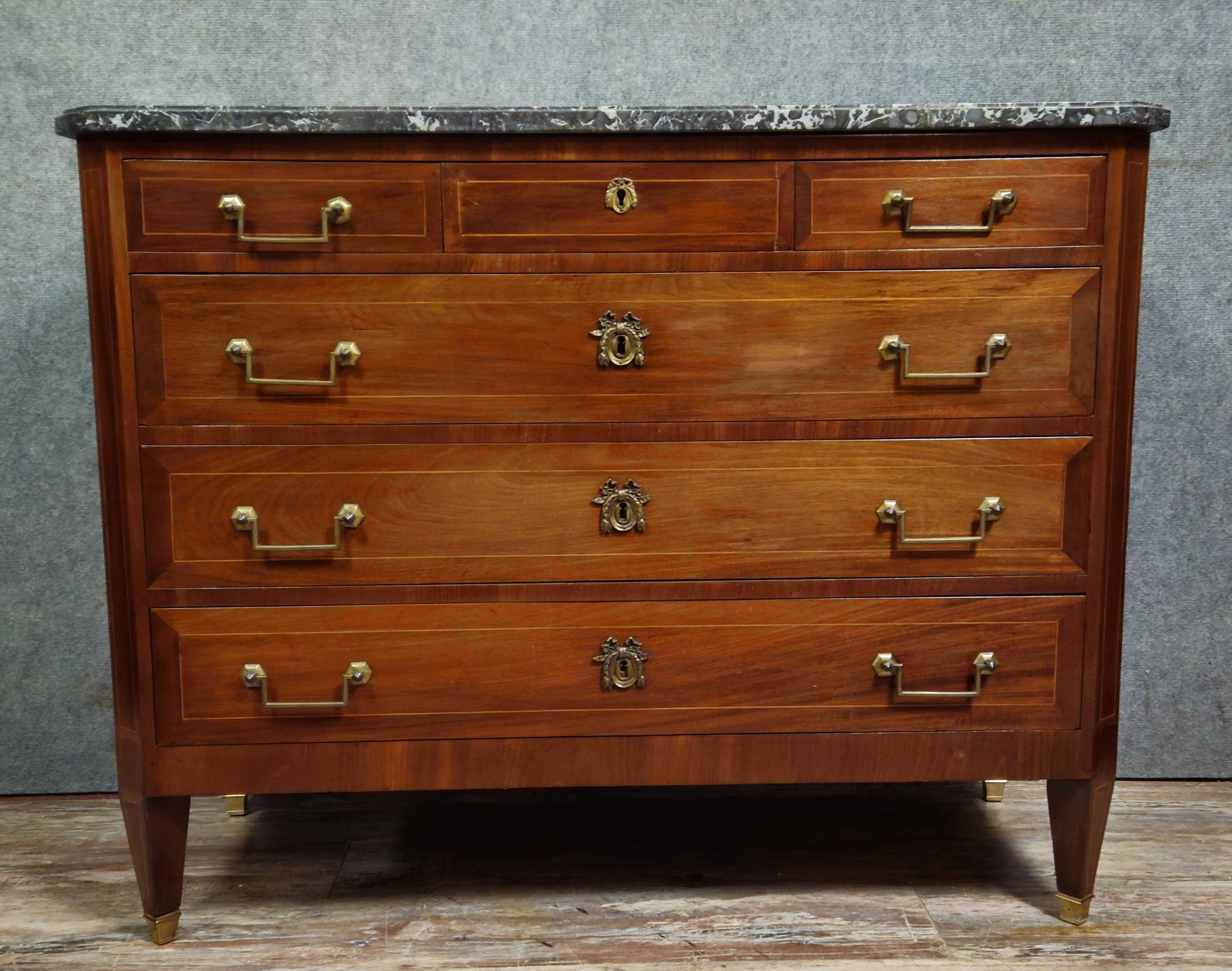 Commode ancienne époque Louis XVI en acajou et filets avec plateau marbre