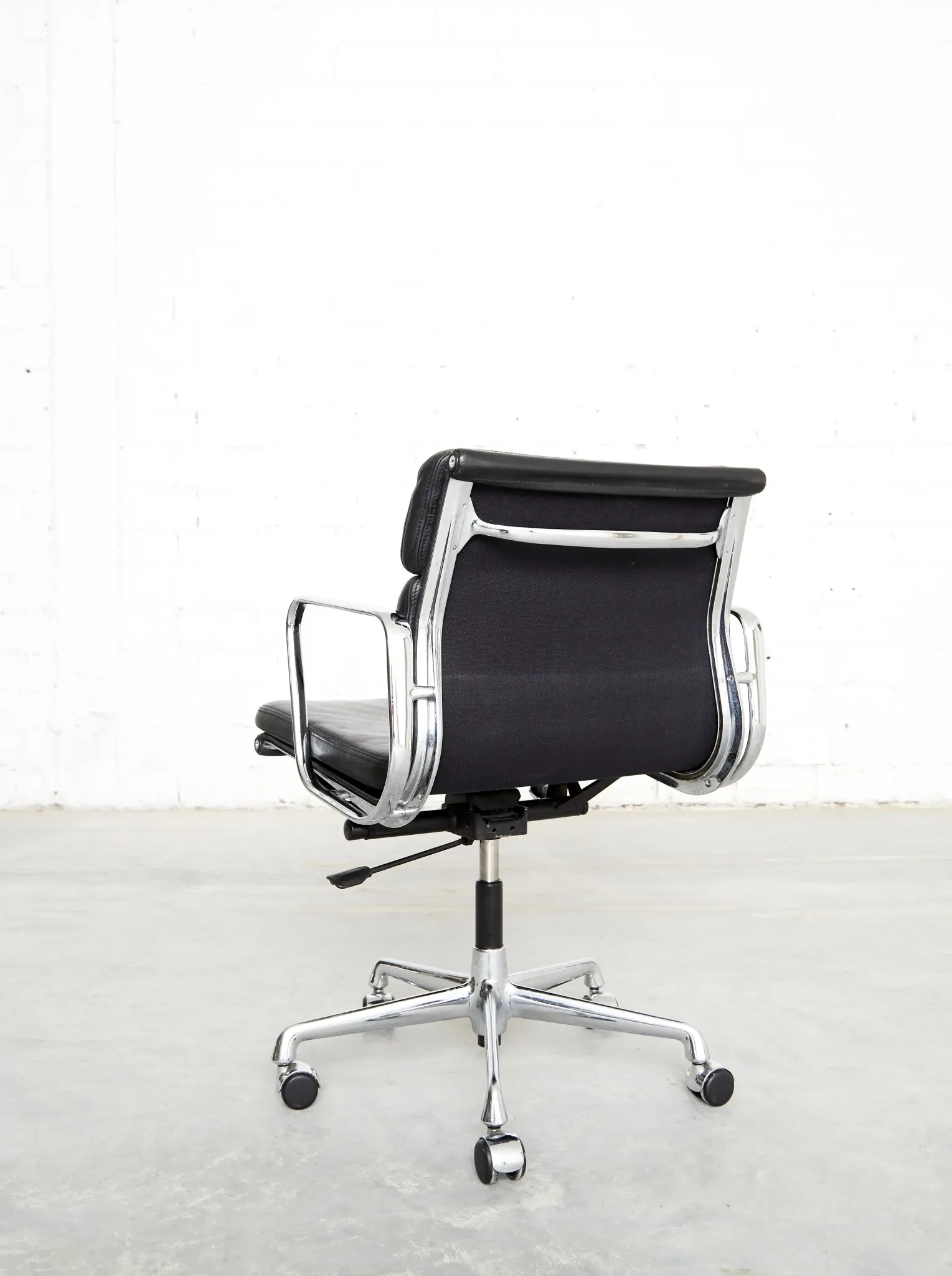 Chaise Soft Pad EA 217 de Charles et Ray Eames pour Vitra