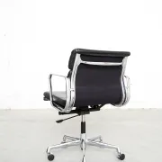 Chaise Soft Pad EA 217 de Charles et Ray Eames pour Vitra