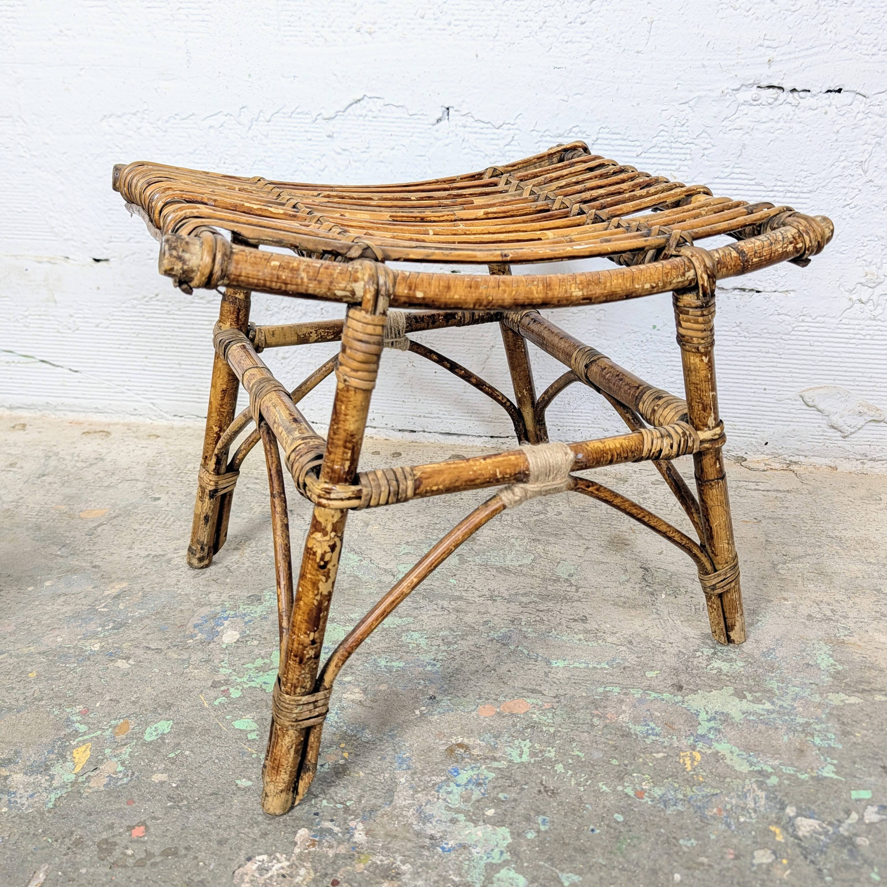 Tabouret en rotin vintage
