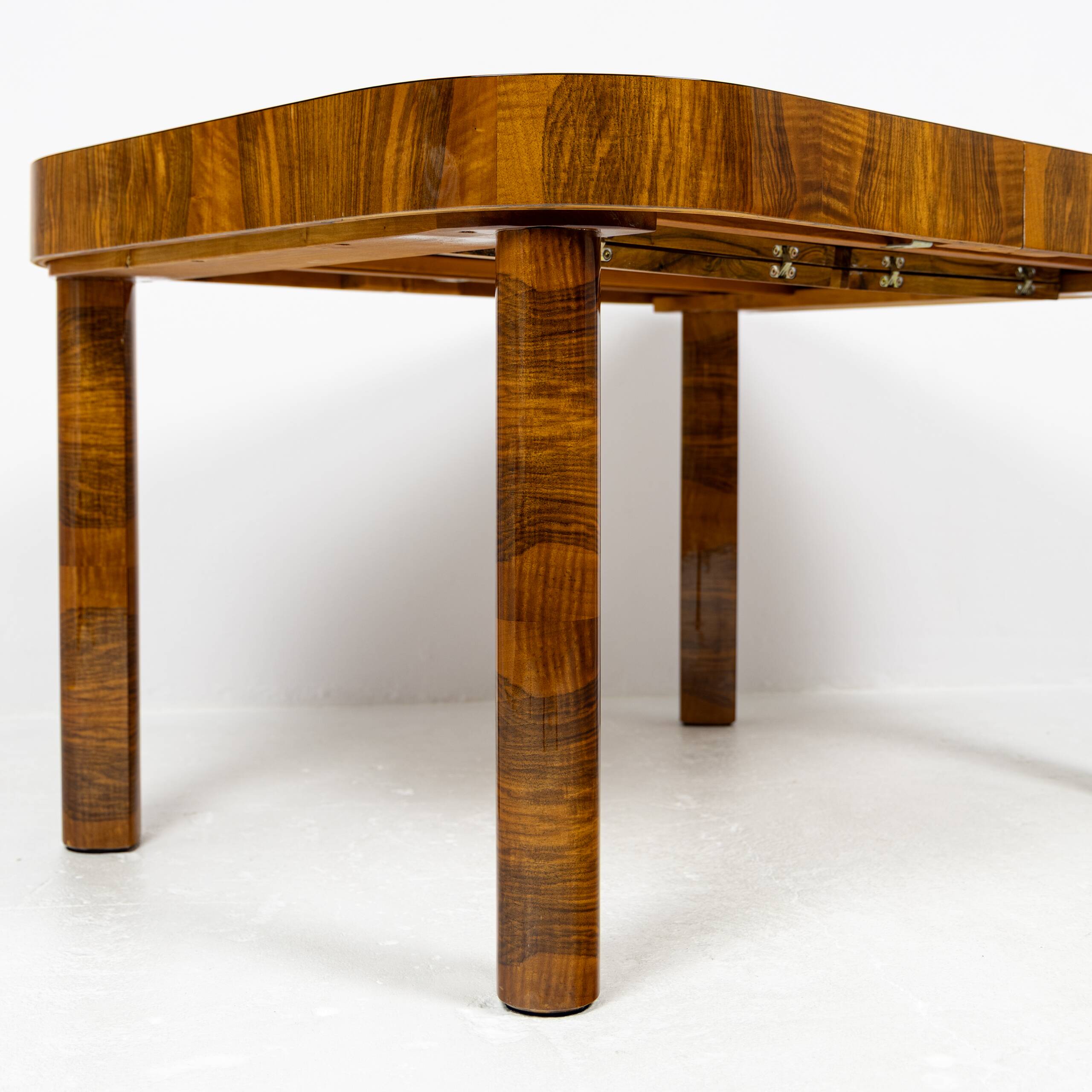 Table extensible Art Déco moderniste en noyer 1930–1944
