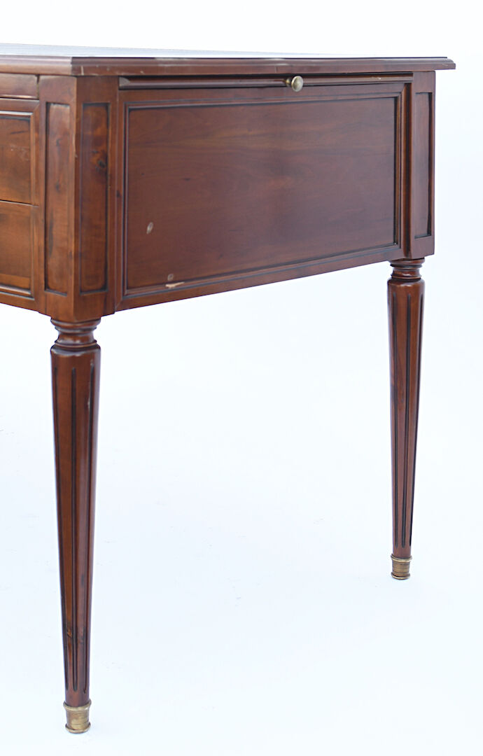 Bureau plat de style Louis XVI