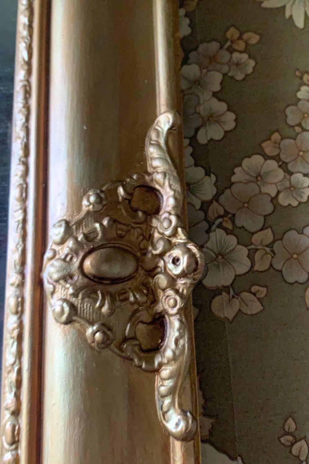 Miroir ancien en bois sculpté doré à décor de fleurs