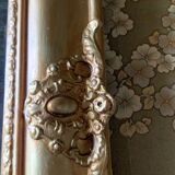 Miroir ancien en bois sculpté doré à décor de fleurs