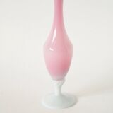 Vase en opaline rose bonbon et pieds blanc travaillé, 1960