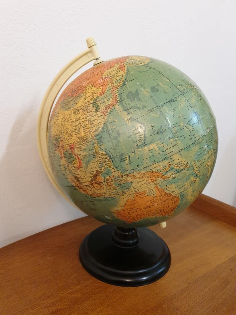 Globe 1960 by Raths