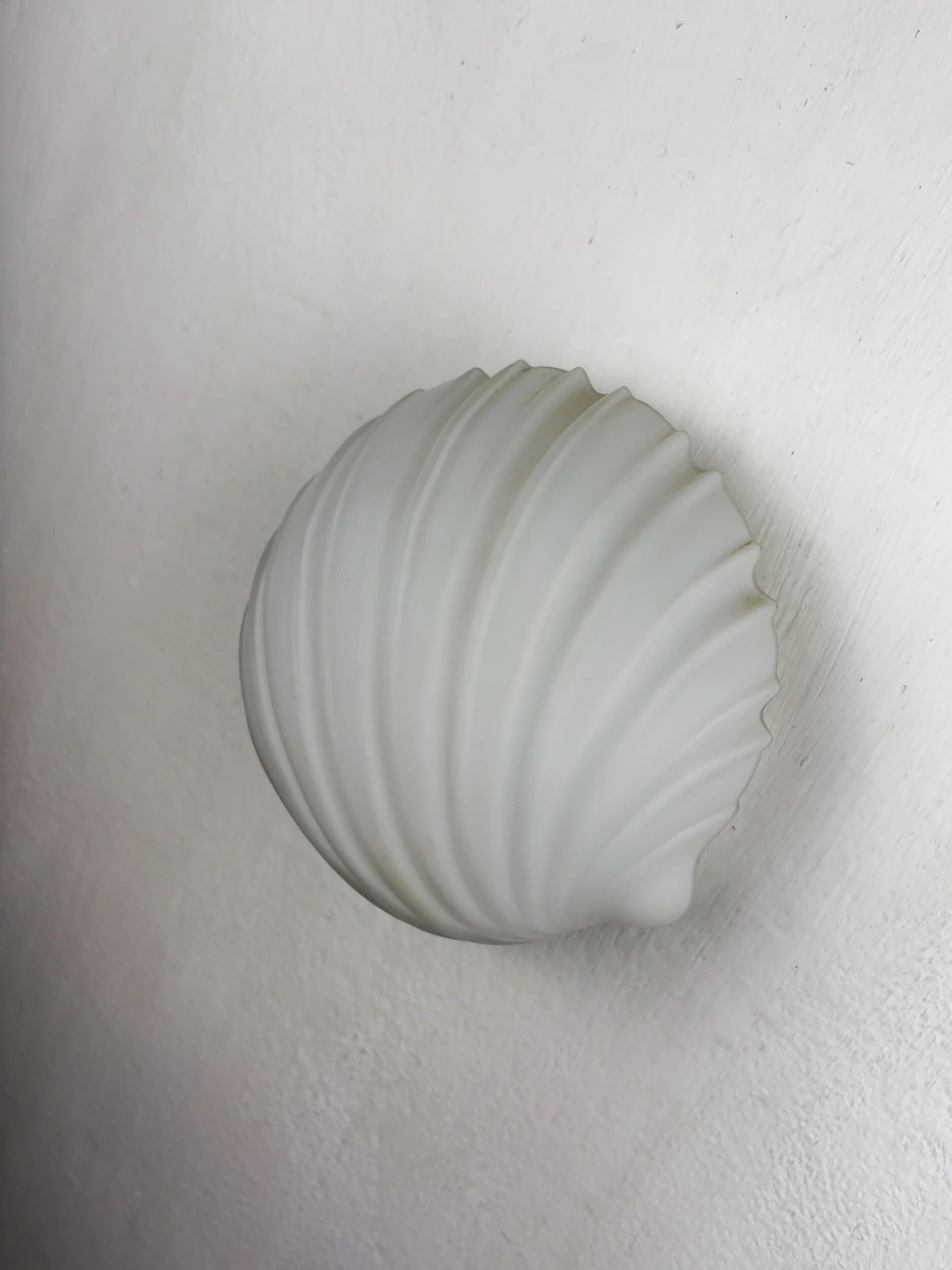 Applique murale en forme de coquillage par Limburg, verre opalin, Allemagne années 1970.