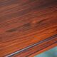 Table basse scandinave vintage rénovée, table moderne du milieu du siècle.