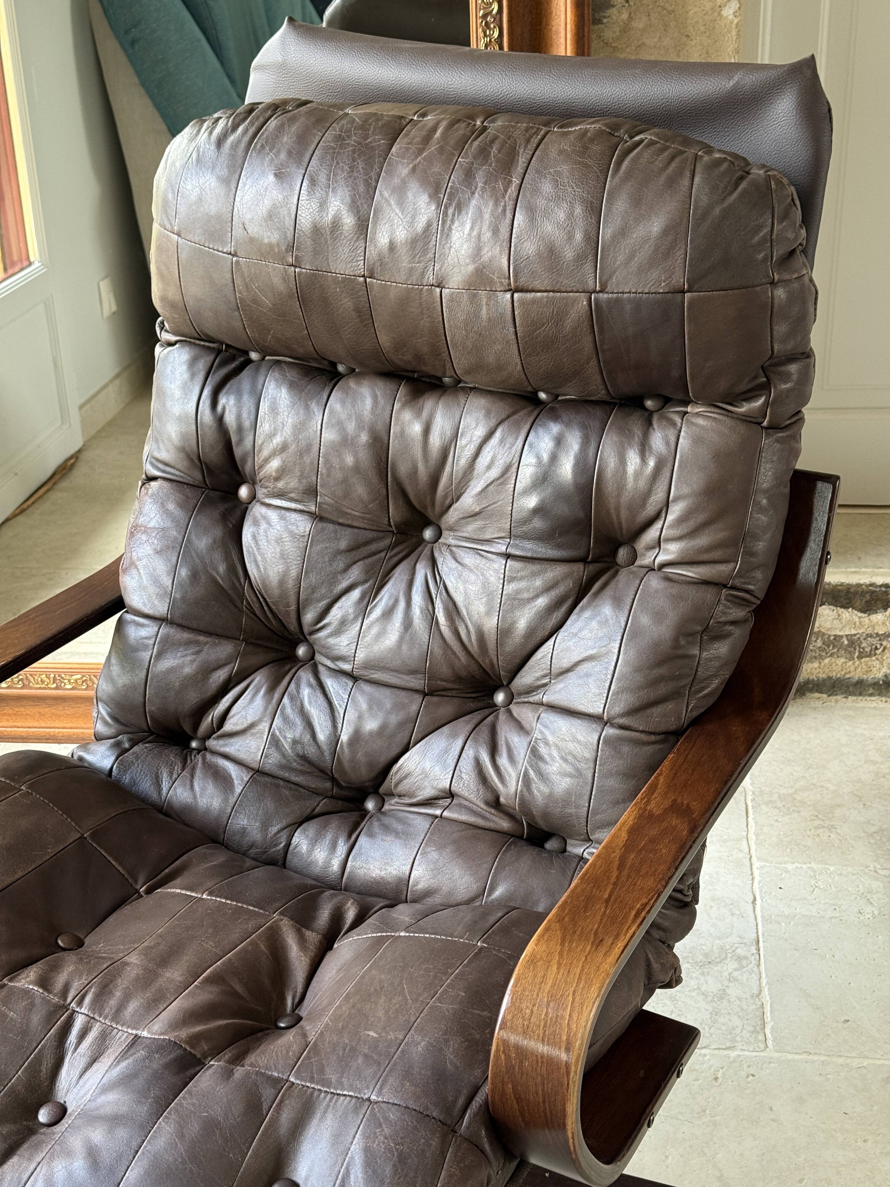 1970s Scandinavian armchair in curved laminated wood with a leather seat.