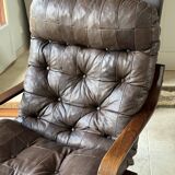 1970s Scandinavian armchair in curved laminated wood with a leather seat.