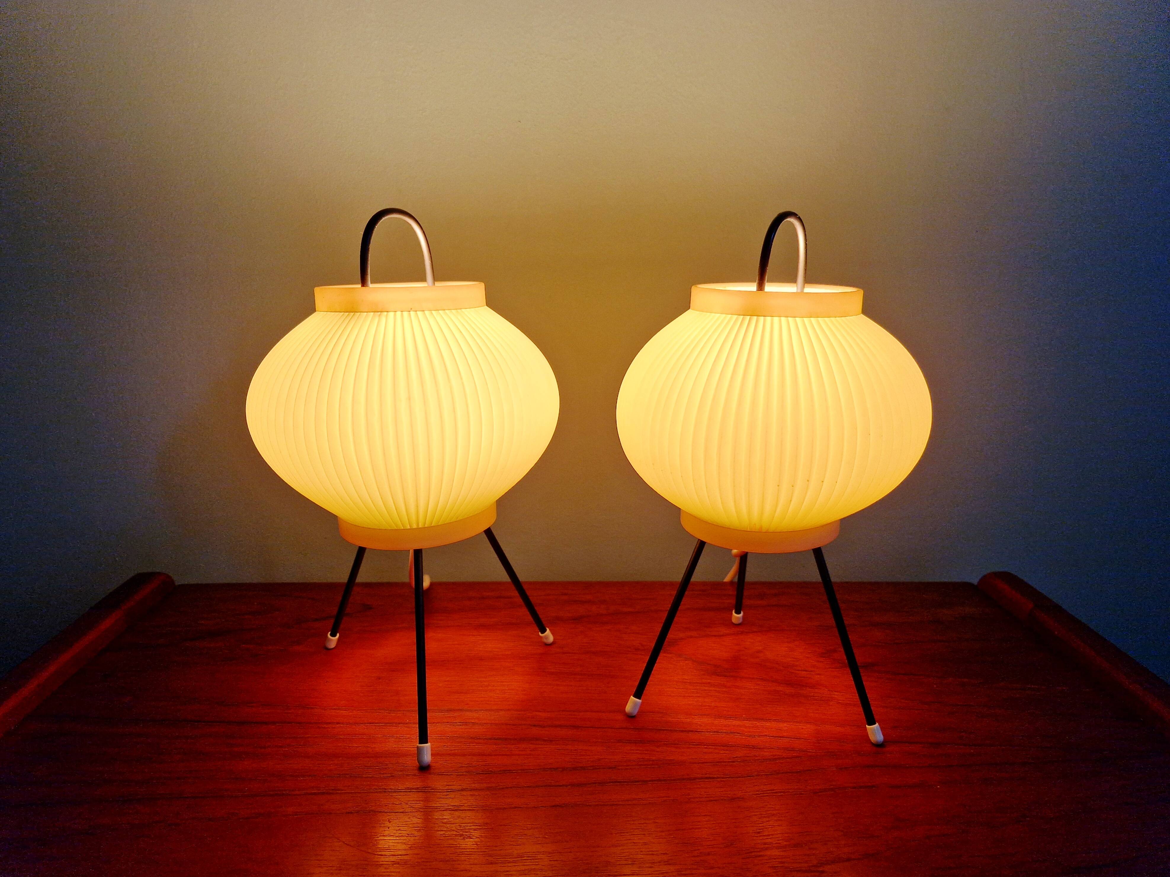 Paire de lampes tripode en celluloïd plissé vert pâle, 1960