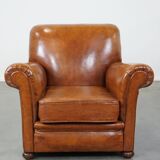 Fauteuil ancien en cuir de mouton couleur cognac