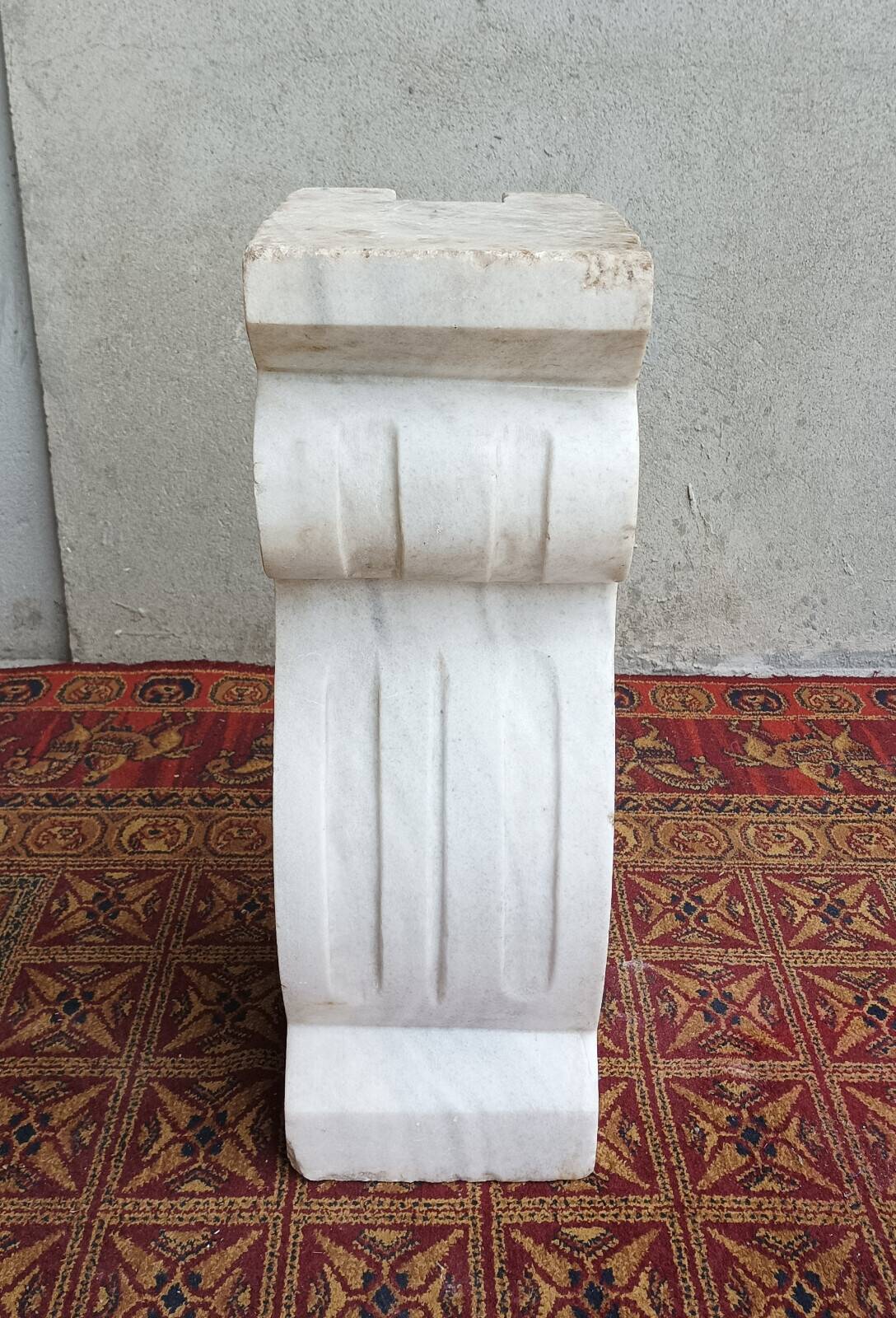 Column pedestal in sculpted Carrara marble