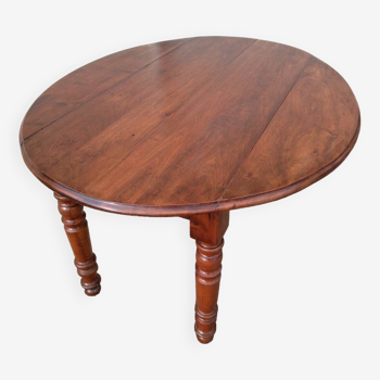 Extendable oval table