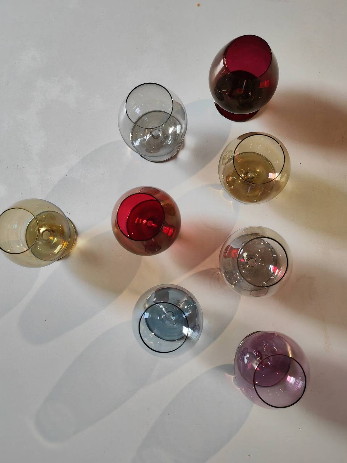 8 verres en cristal coloré