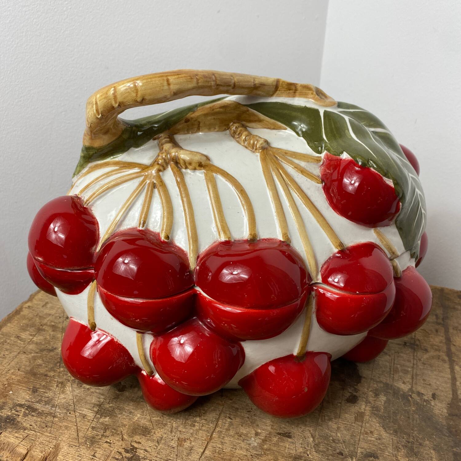 Cherry soup tureen barbotine