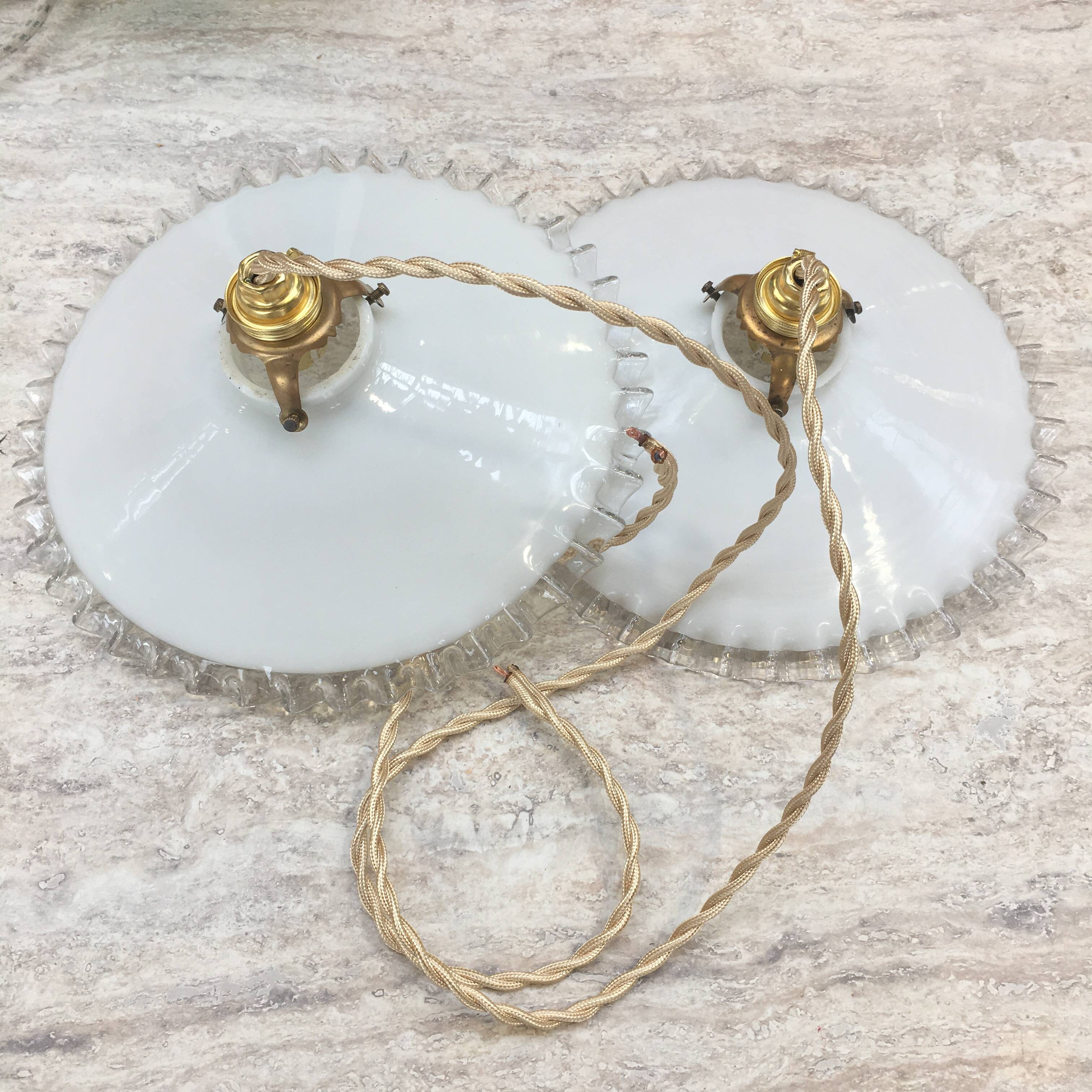 Pair of pendants in white opaline and transparent serrated edges