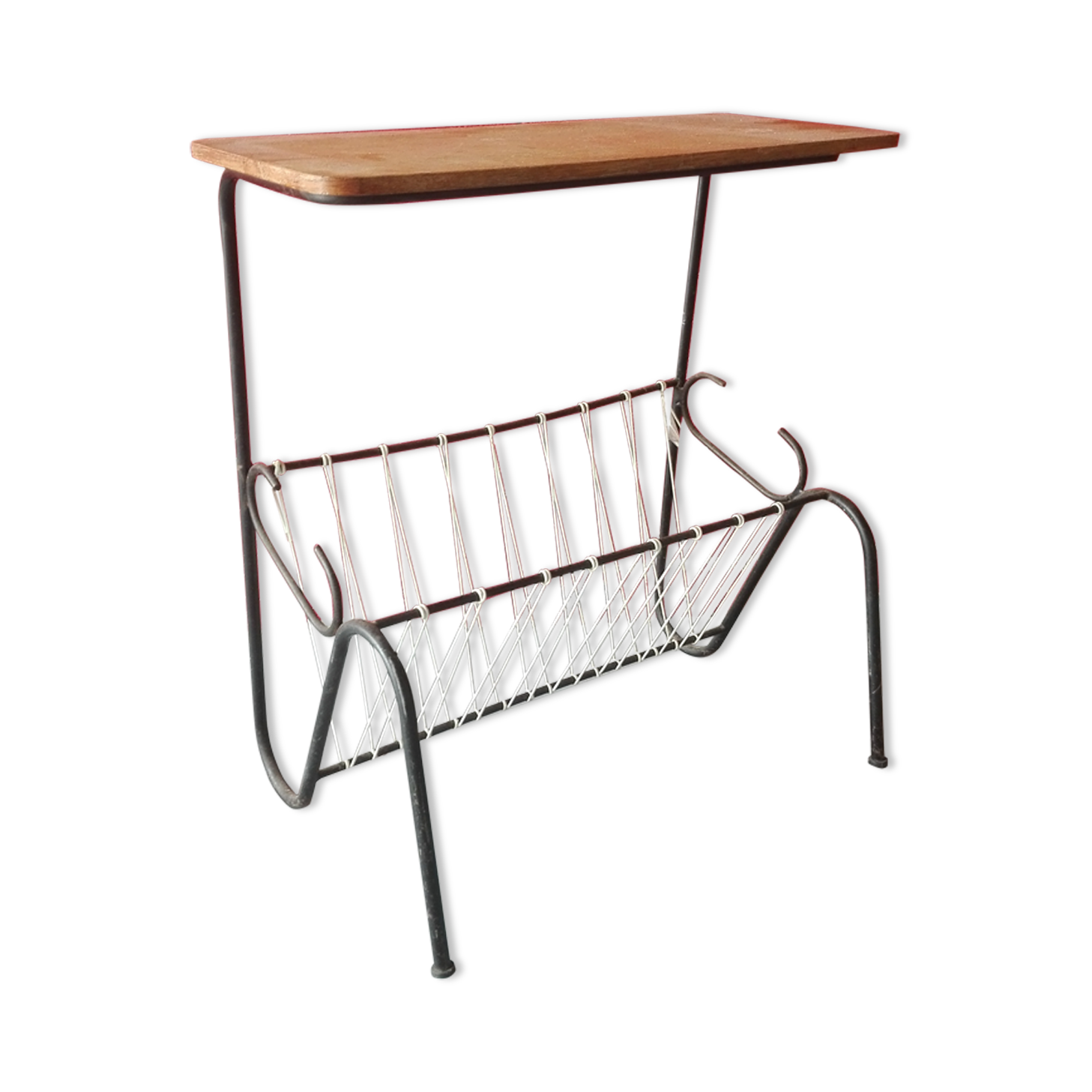 Wood and scoubidou magazine rack
