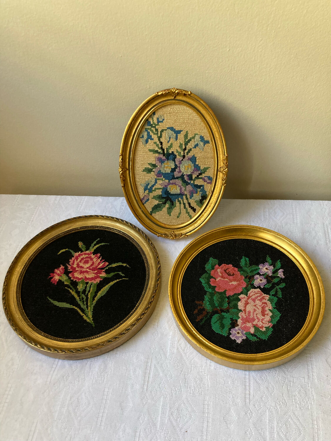 Set of 3 round frames with cross-stitch flowers