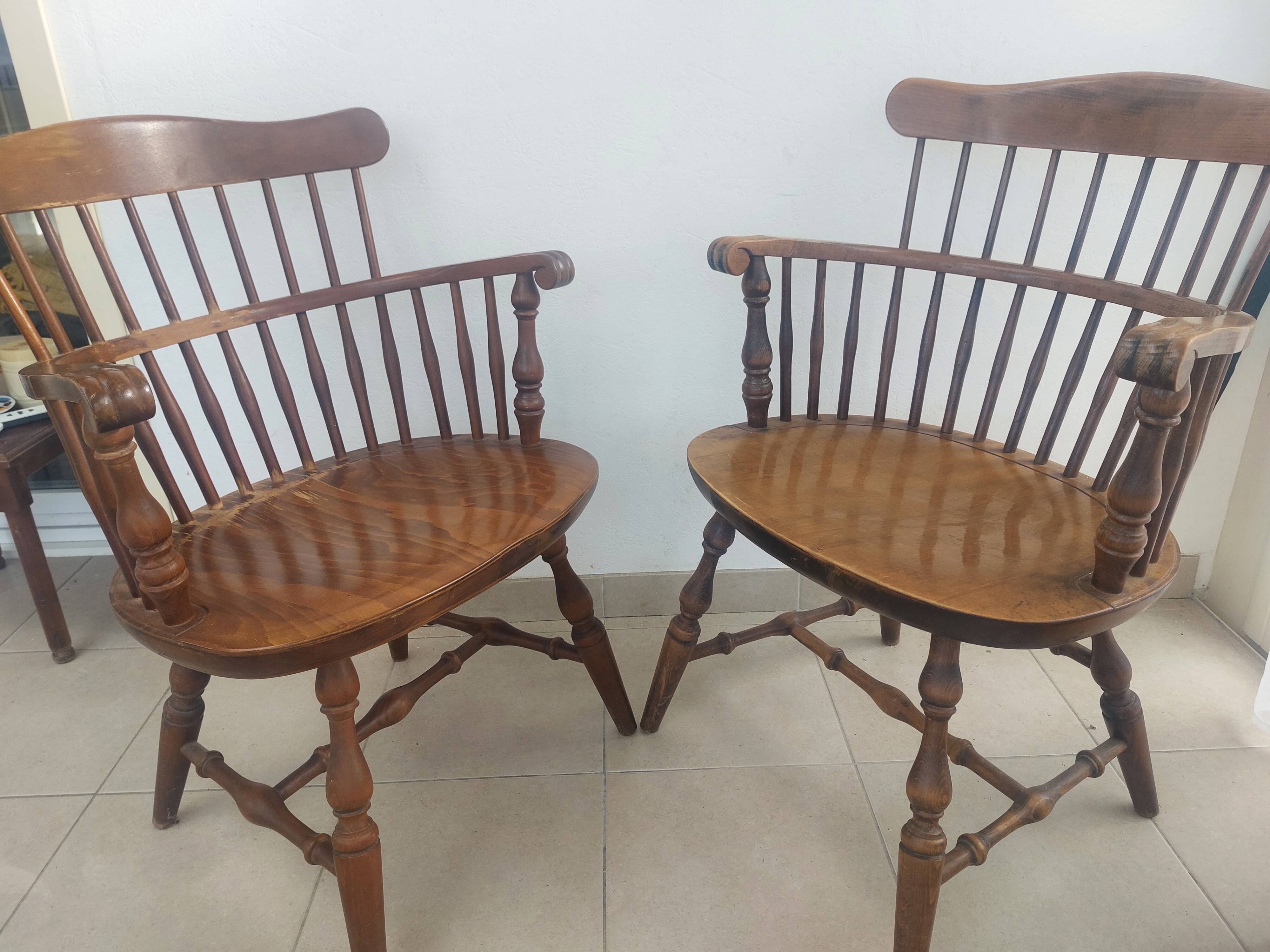 Pair of Windsor armchairs - Noticeable signs of use