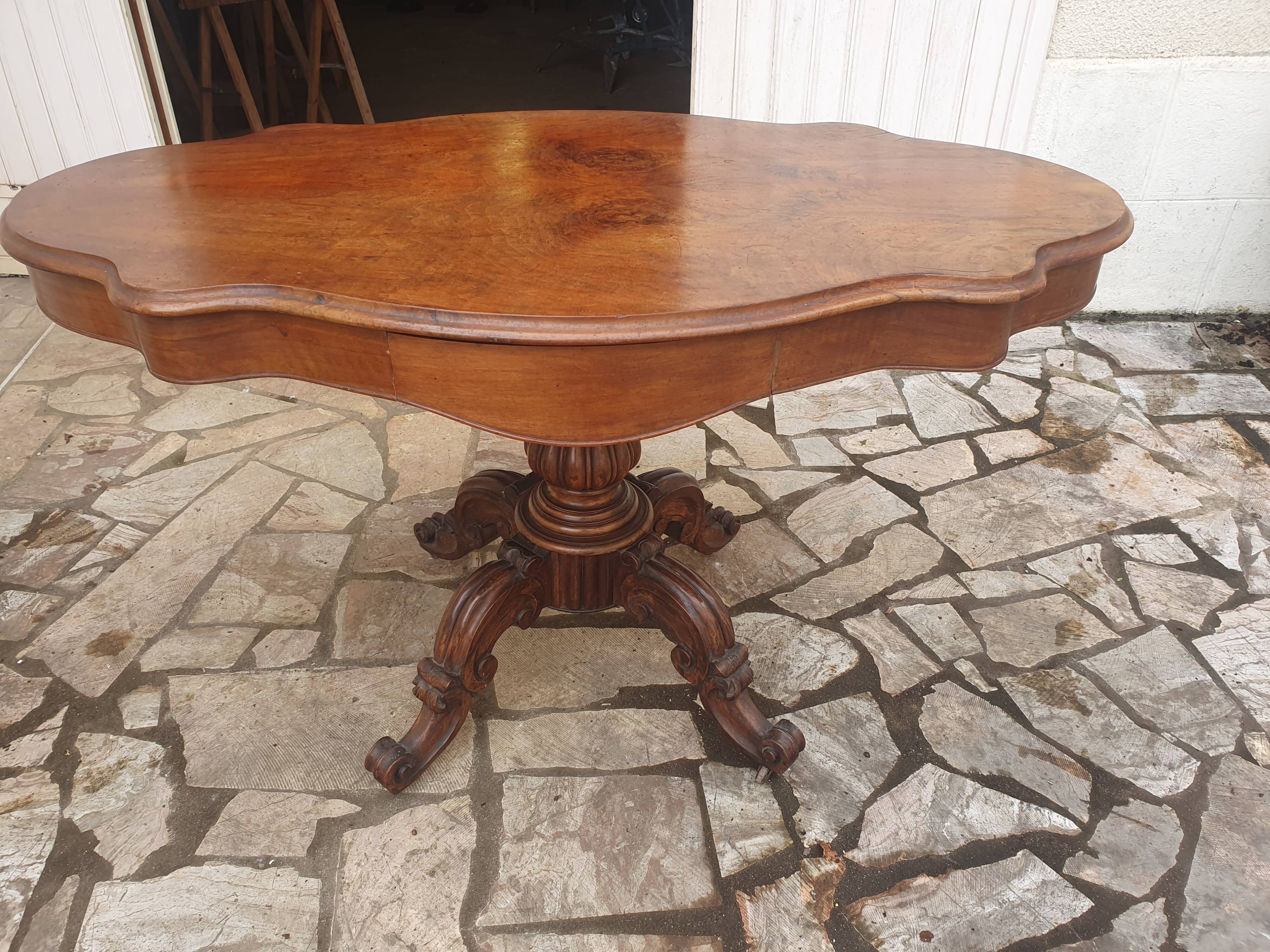 Mahogany violin pedestal table, 19th century