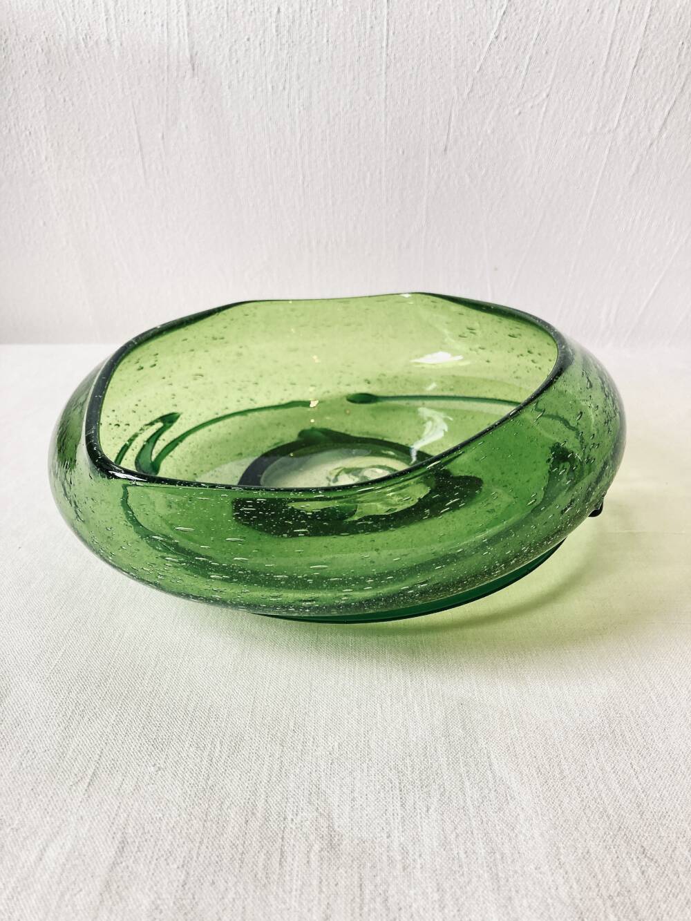 Coupe creuse en verre bullé soufflé, fabrication artisanale