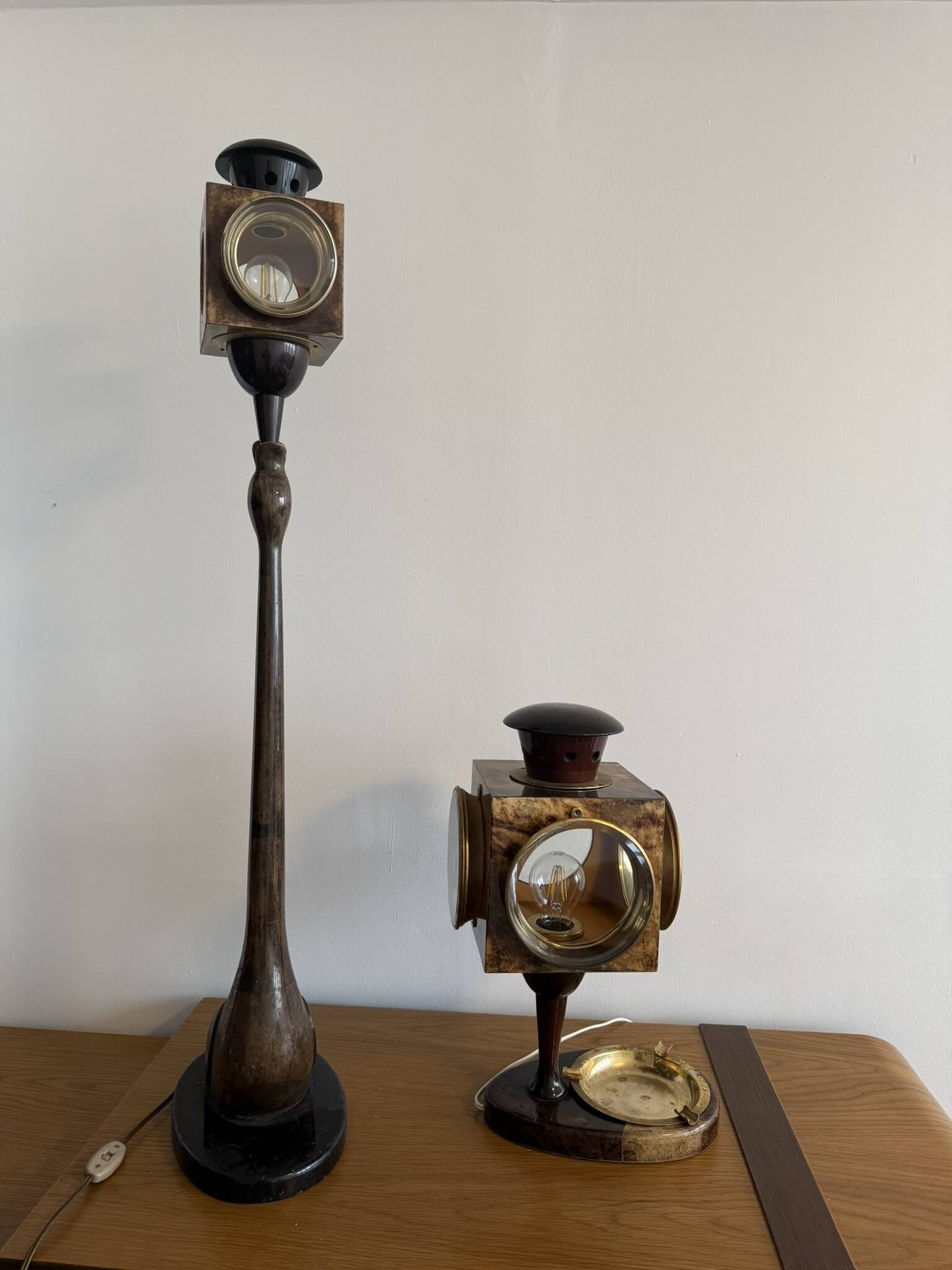 Lot de 2 lampes /lampadaires Aldo Tura en parchemin laiton et verre