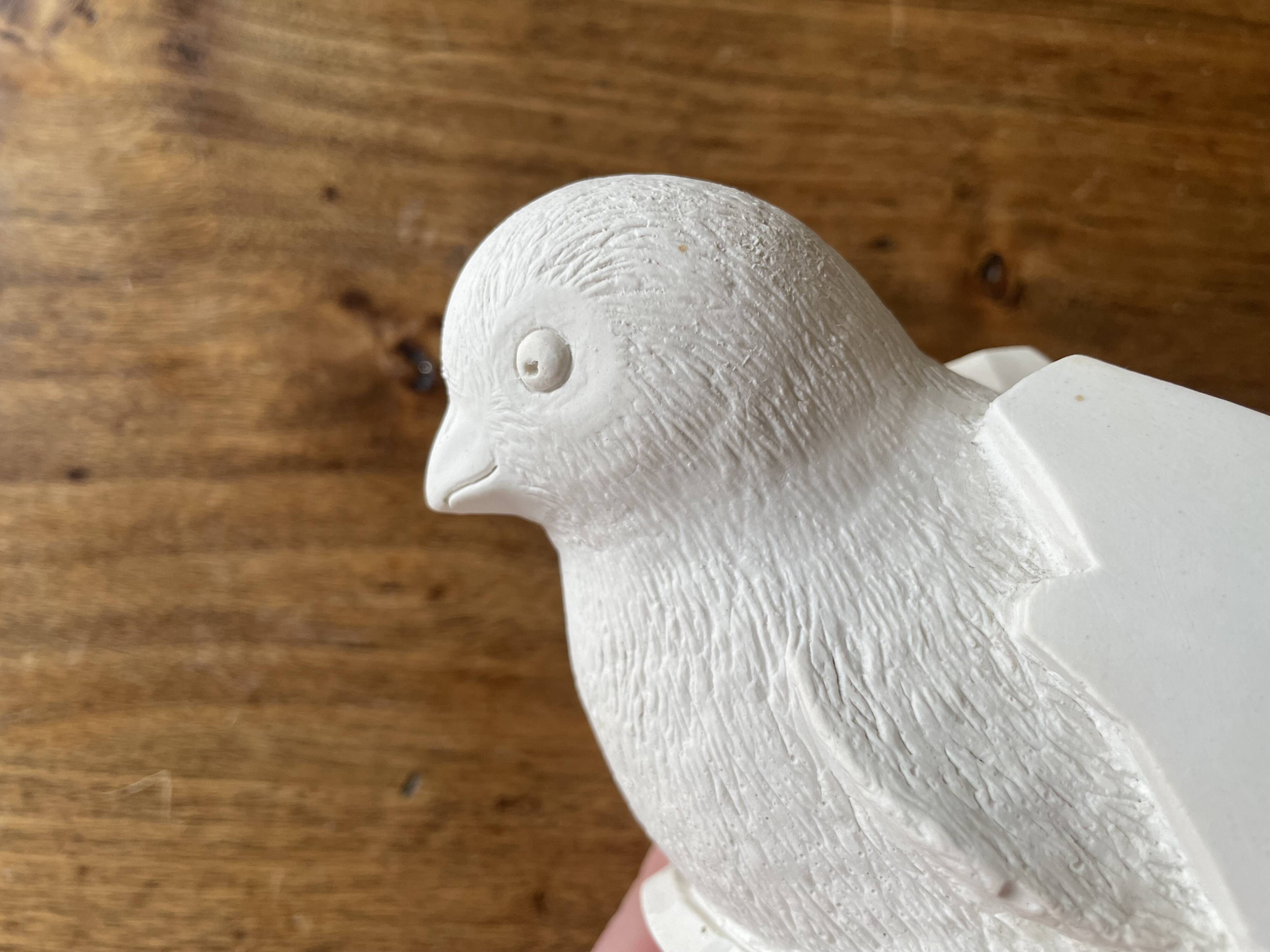 Chick in its egg, decorative plaster - empty pocket