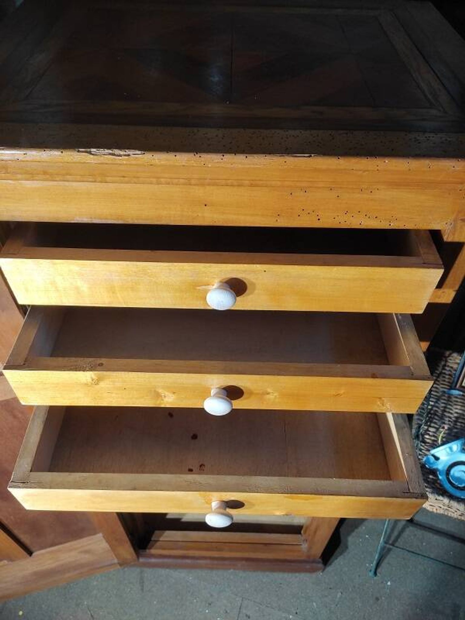 Parisian cabinet in solid wood with three drawers, marquetry and patina.