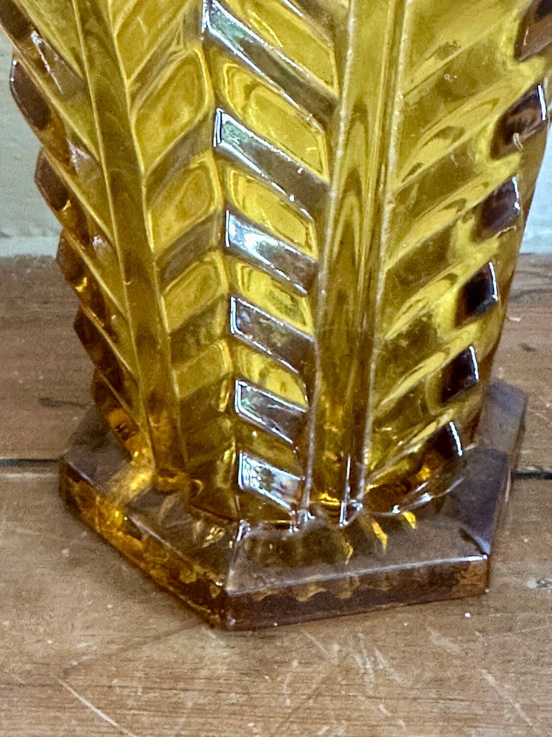 Vase art déco en verre ambré
