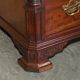 Commode George III vers 1770 en noyer par Thomas Chippendale