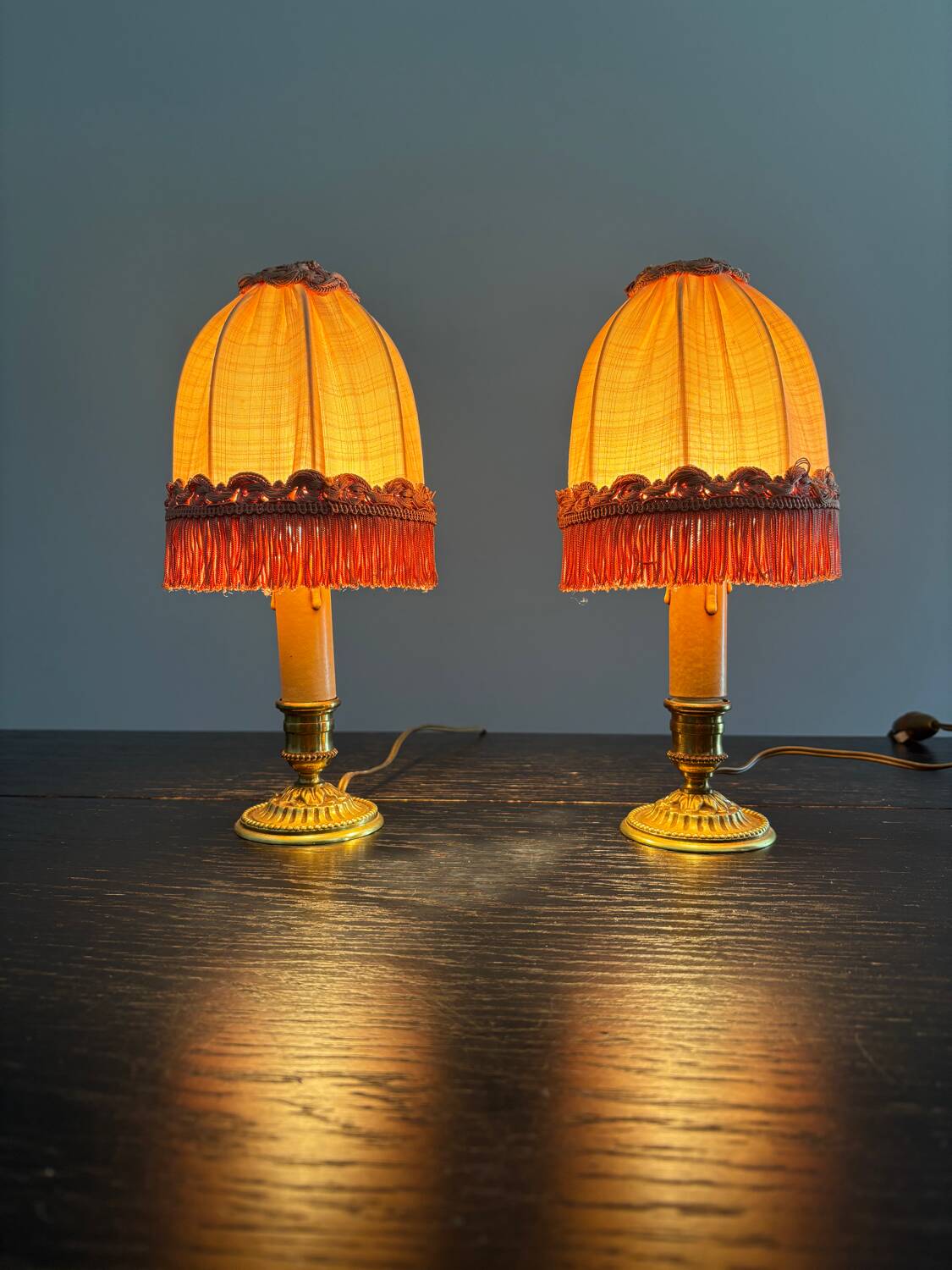 Paire de lampes de chevet  style Louis XVI – Soie rose & laiton- 1950