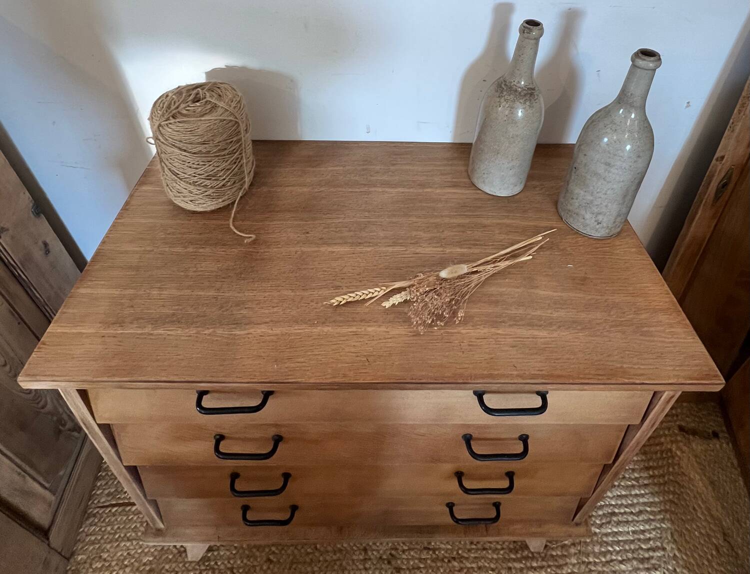 Commode en chêne brut, pieds compas, années 50