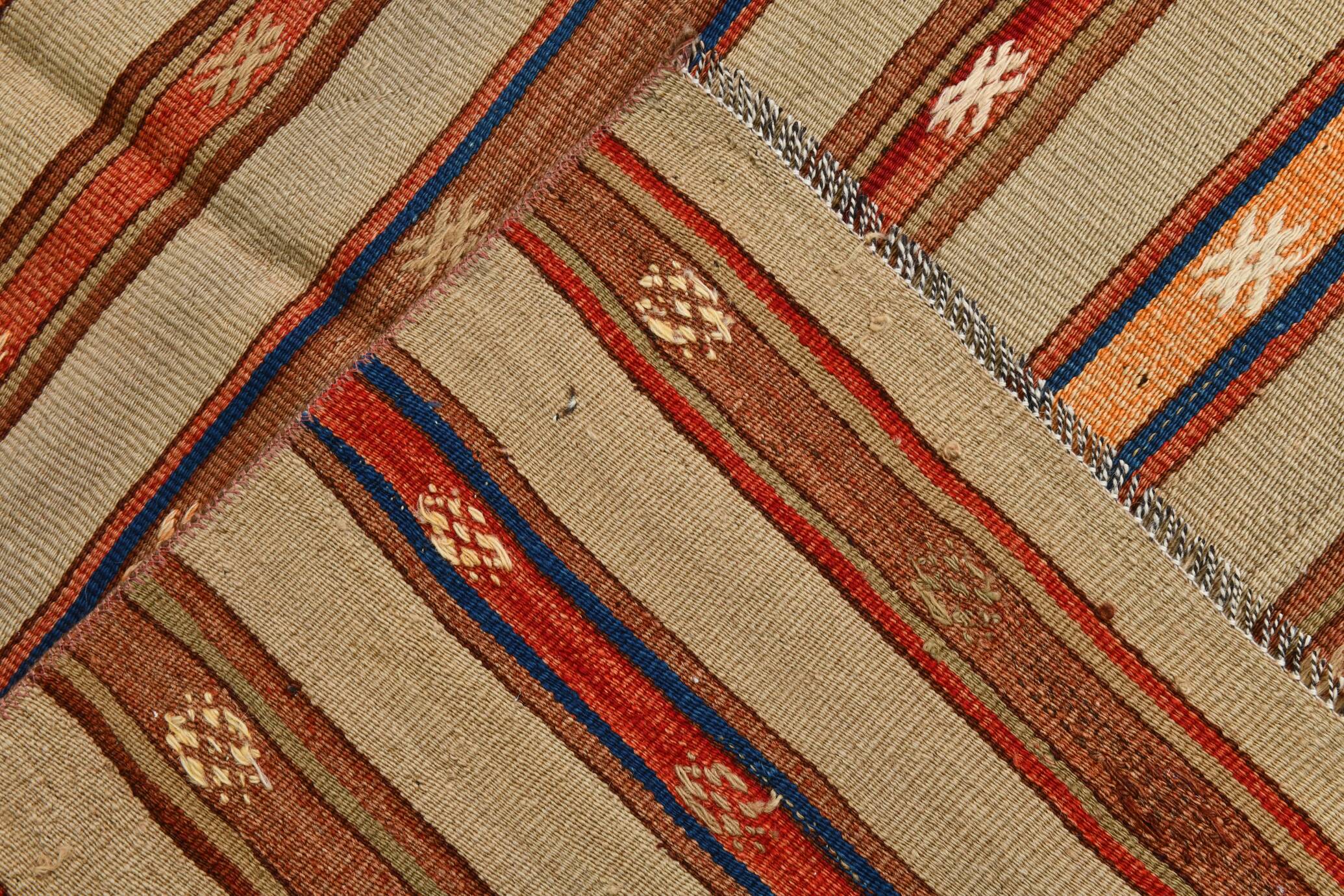 Tapis Kilim beige et bleu marine 4x5, motif ethnique, 120x146 cm