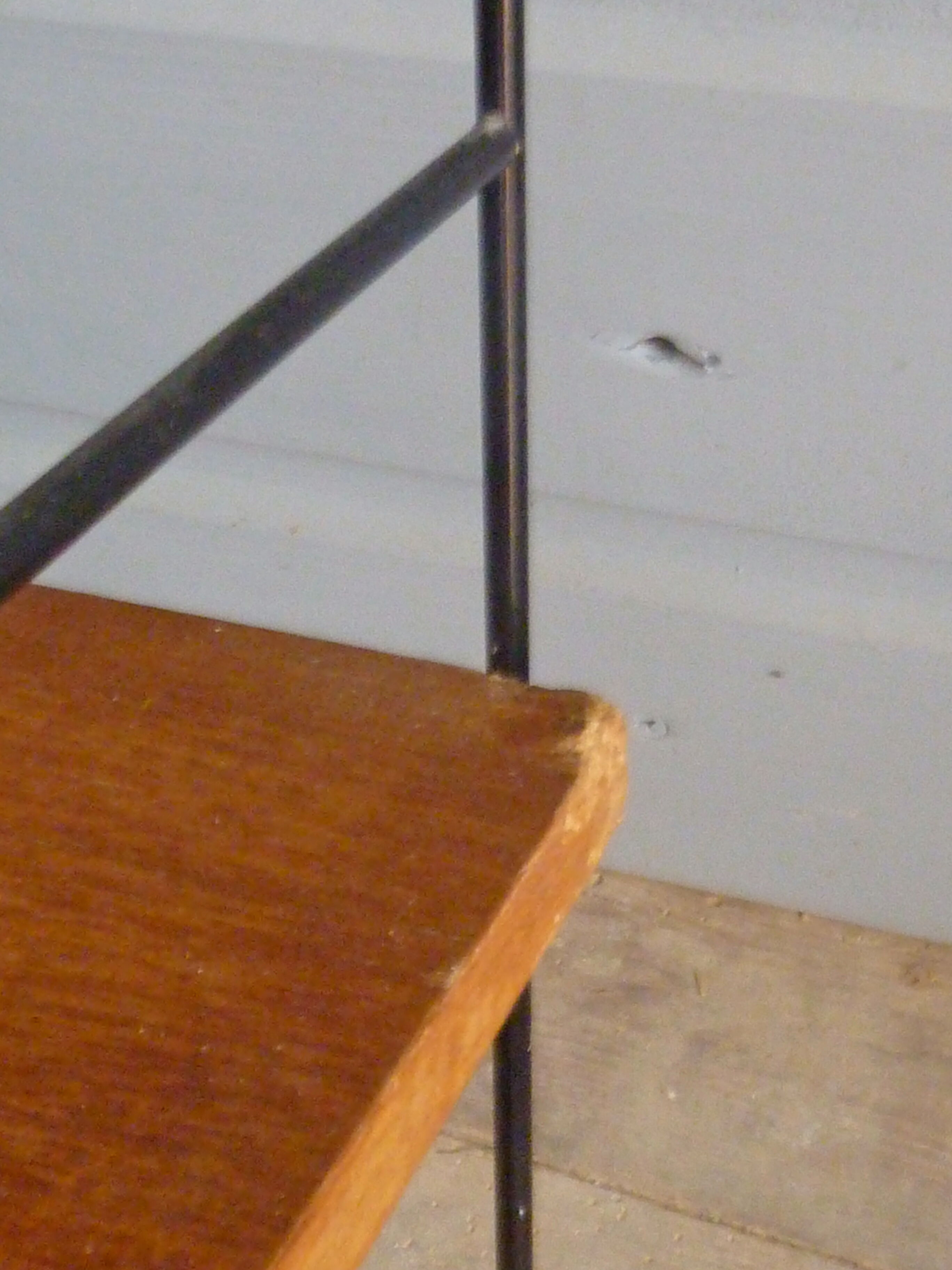 Wall shelve in black metal and the 1960s teak